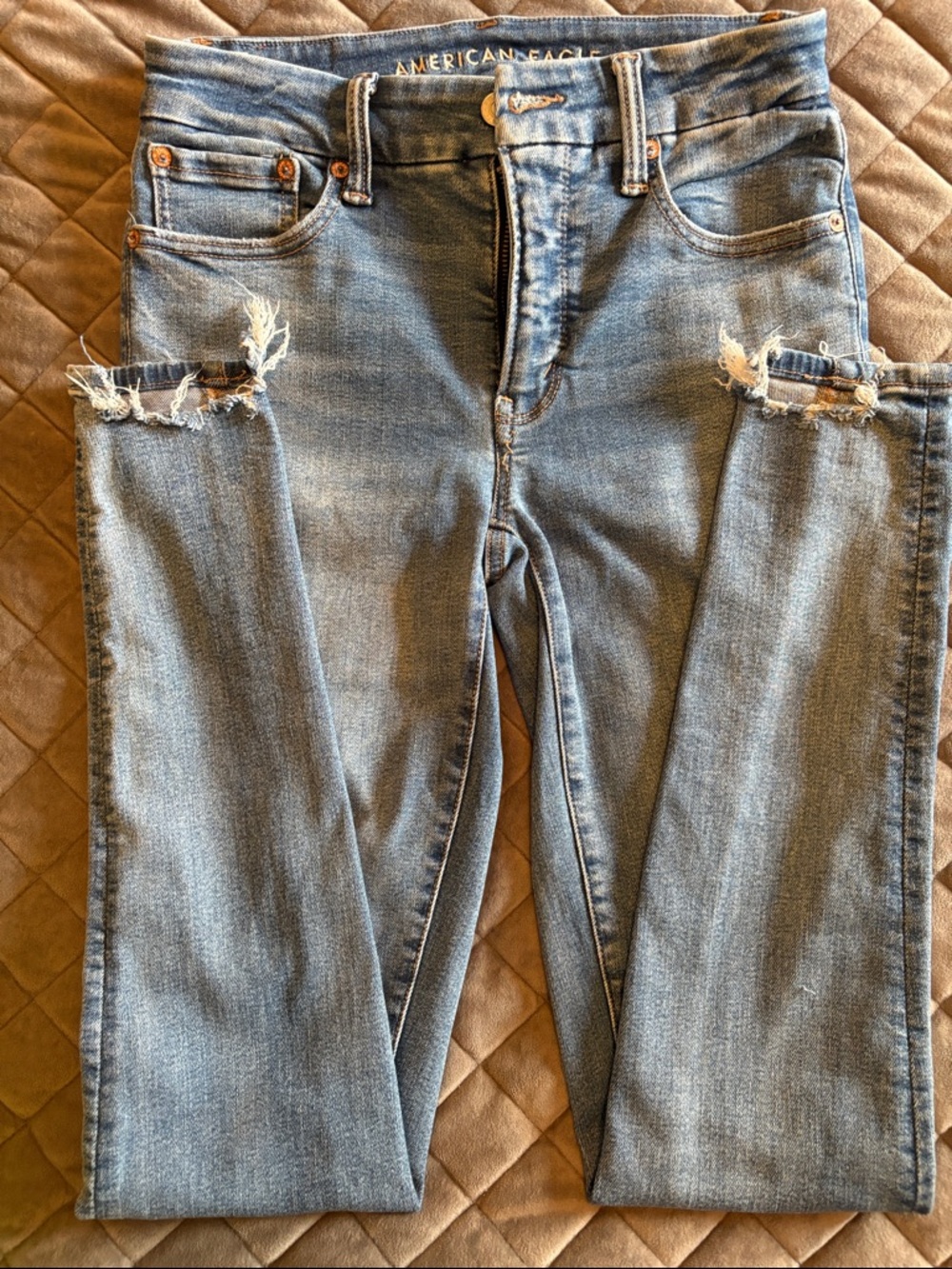 American Eagle Outfitters Women's Light Blue Ripped jegging Jeans. 2 cling